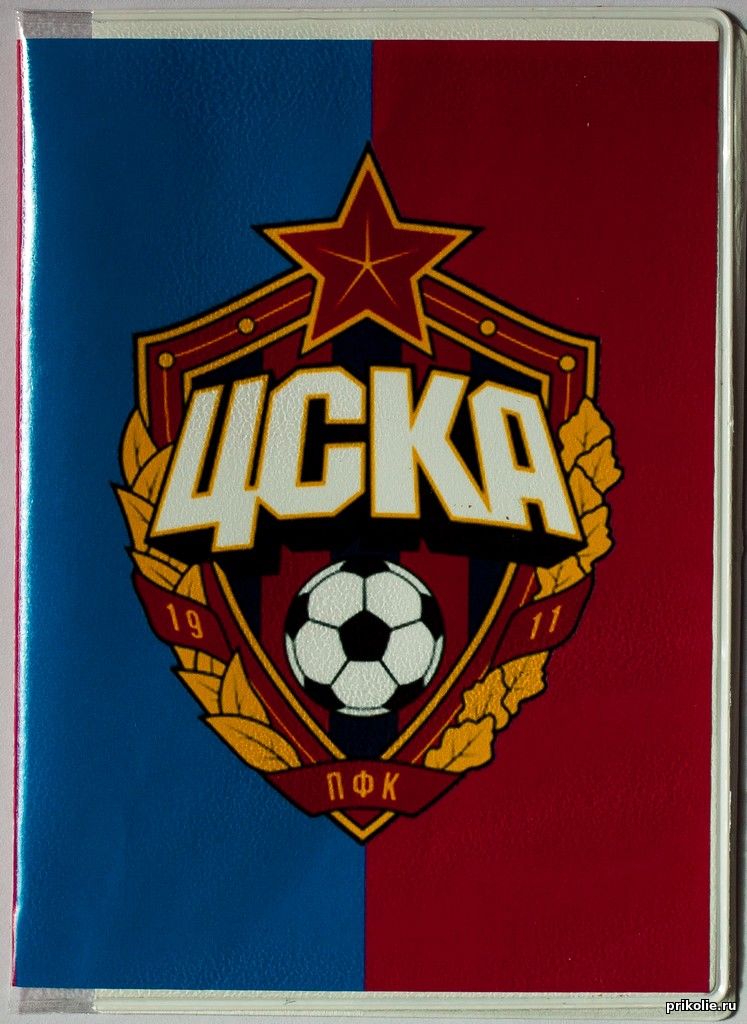Эмблема футбольного клуба ЦСКА на обложке для паспорта
